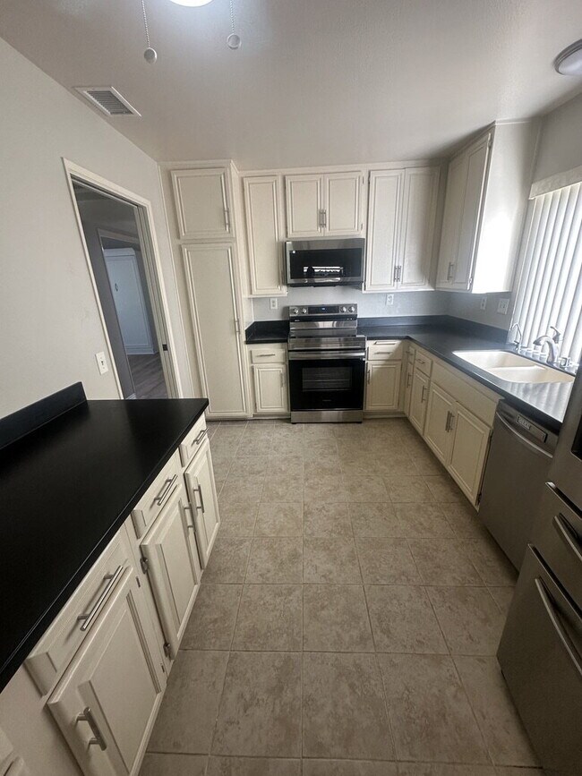 Foto del edificio - $3,400 - Charming Ground-Floor 2 Bed / 2 Bath Condo in Desirable Oaks North 55+ Community