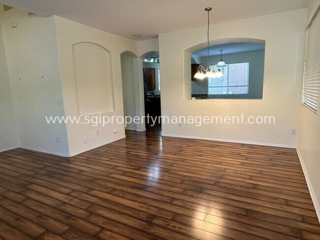 Foto del edificio - Phoenix home with over 2000 sq ft of livin...