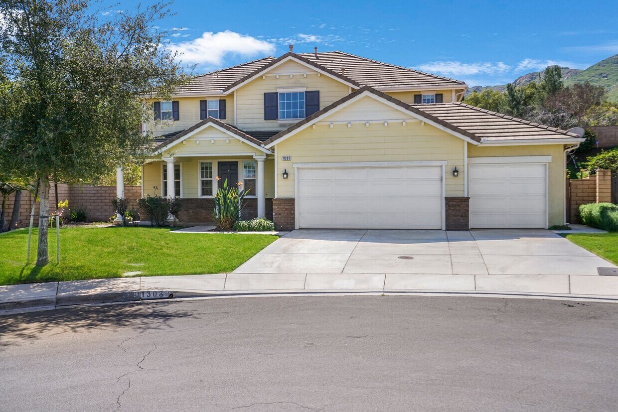 Foto principal - Gorgeous, 4 BD+Bonus Loft, 3 BA and 3 car ...