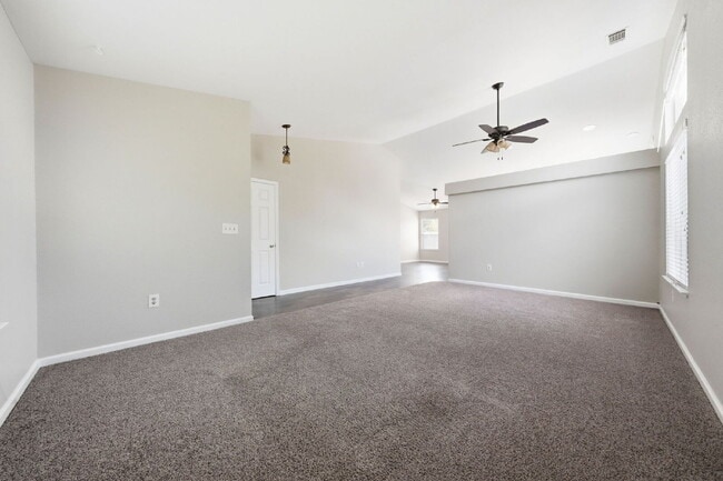 Foto del edificio - 3 Bedroom Home with RV/Boat Parking, Large Yard & Chicken Coop – Cul-de-Sac Location Near Kids Ki...