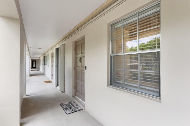 Building Photo - 2800 N Palm Aire Dr
