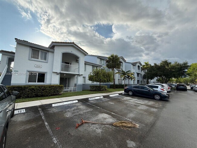 Foto del edificio - 2600 S University Dr