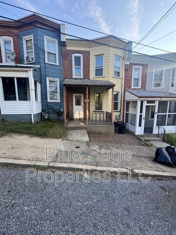 Photo - 919 Lawrence Ave
