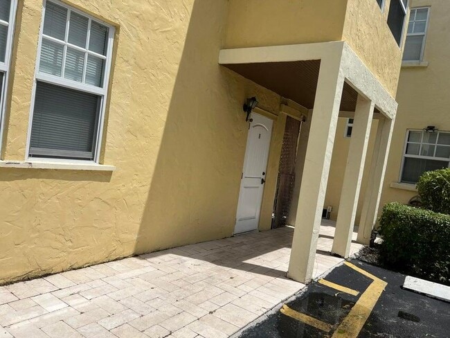 Building Photo - 407 S Lakeside Dr