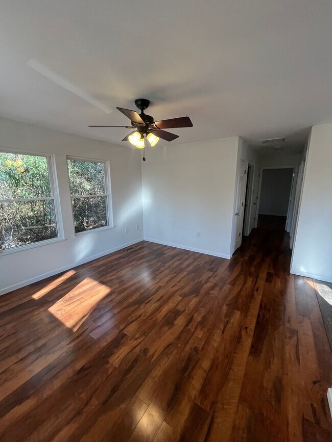 Foto del edificio - 2 bedroom, 1 bath House: Available Now or July 2026 (price is subject to change)