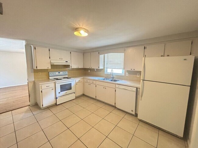 Building Photo - 11230 Kapok Ave