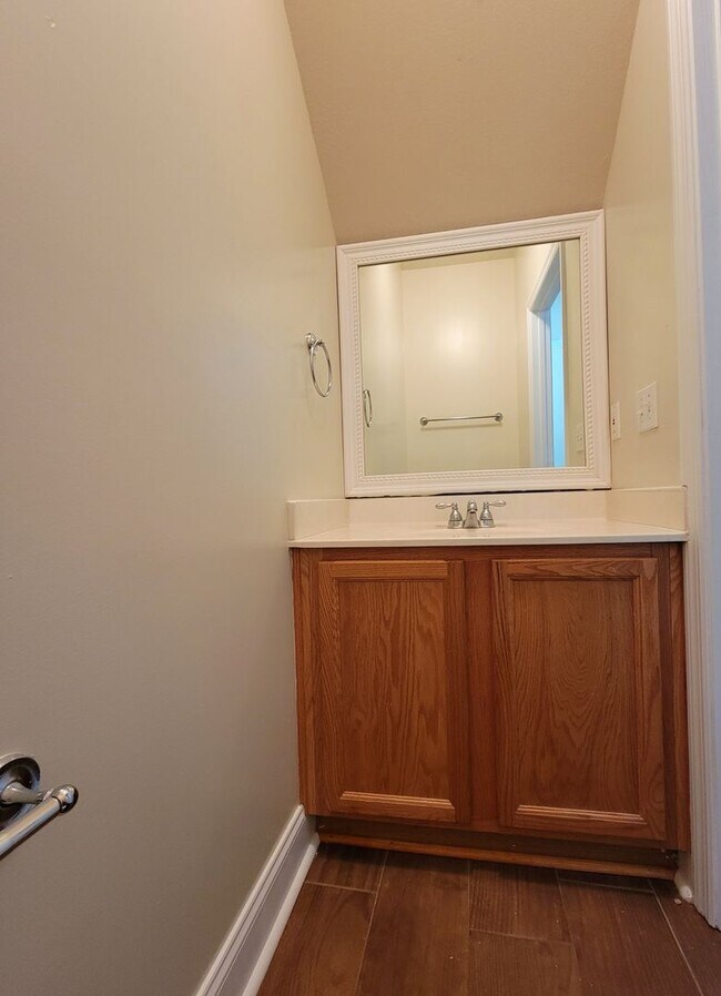 Foto del edificio - 3 bedroom town home for rent starting June 8, 2026, renting for $1800, includes privacy fenced ya...