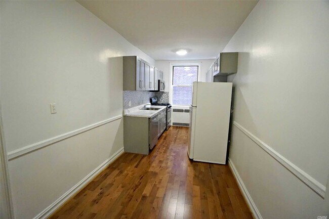 Building Photo - 111-15 75th Ave