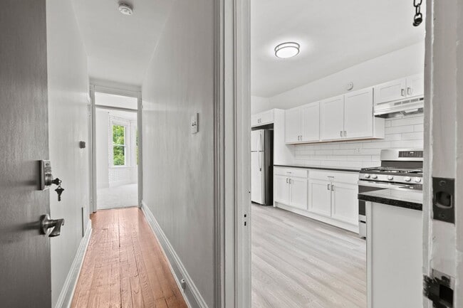 Building Photo - Spacious 1 Bedroom Apartment with Den - In Unit Laundry!