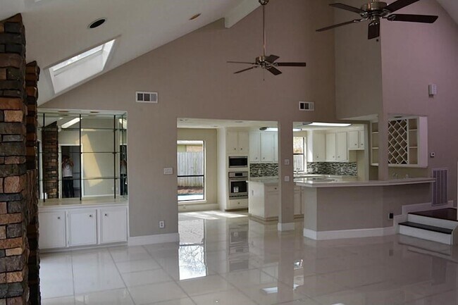 Building Photo - 2127 Manor Green Dr