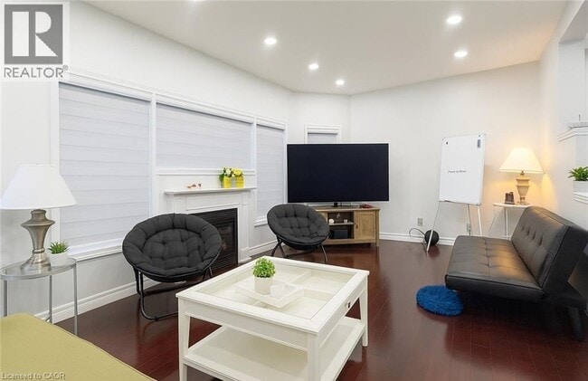 Building Photo - 235 Pineland Ct