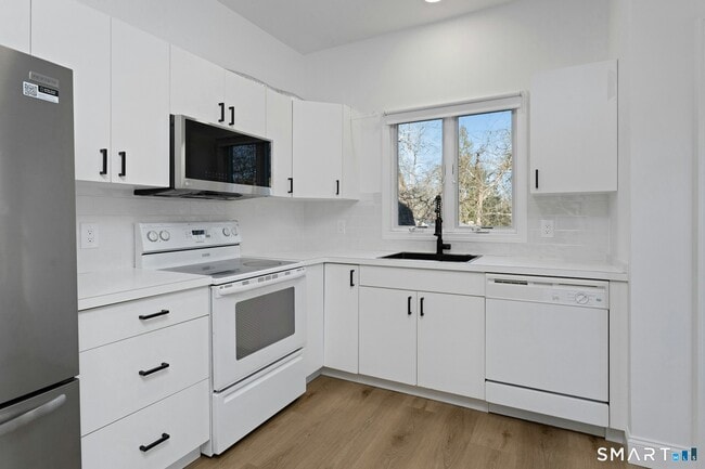 Foto del edificio - 70 Archer Ln