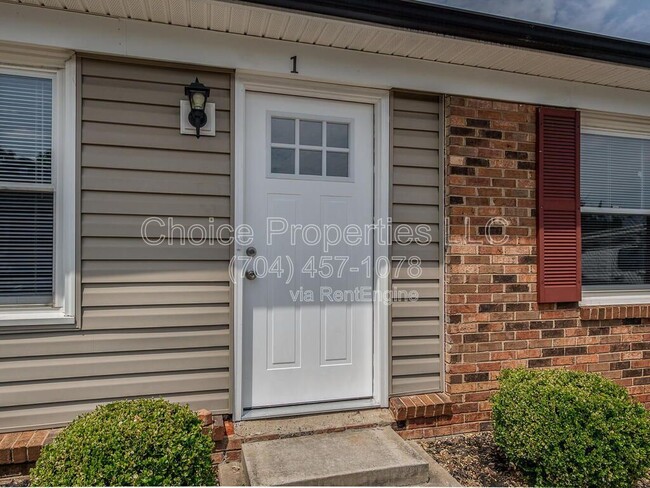Building Photo - 5804 Cedars E Ct