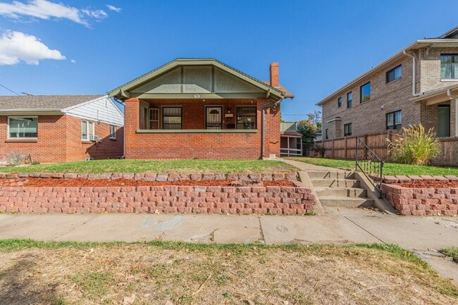 Foto del edificio - Great two bed two bath bungalow for rent i...