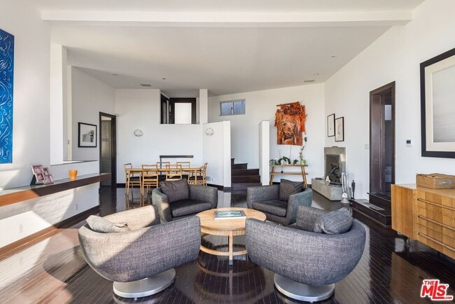 Foto del edificio - 8580 Hillside Ave