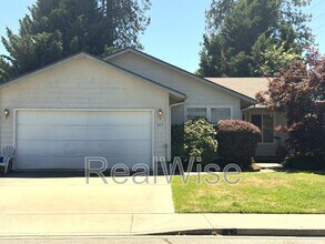 Building Photo - 817 Golden Park Dr