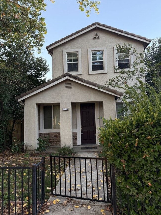 Photo - 1985 Linden Rd House