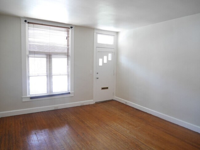 Foto del edificio - PRIME LOCATION! Charming 3-Bedroom Home Ne...