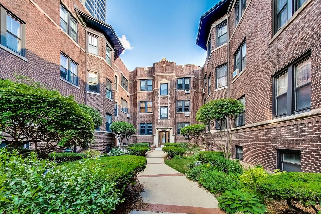 Primary Photo - 537 W Addison St