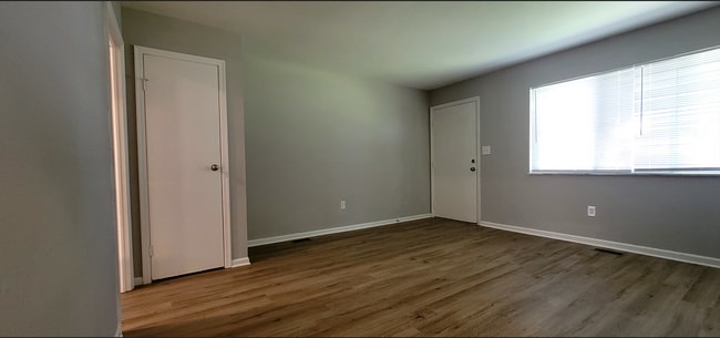 Building Photo - 3006-3008 Creekview Circle