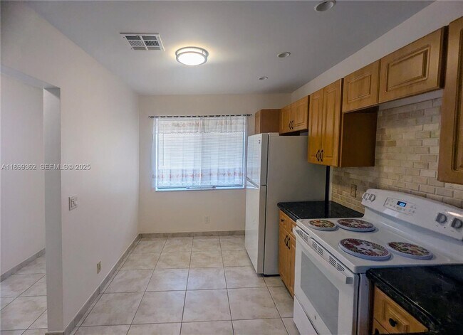 Foto del edificio - 448 Lakeview Dr