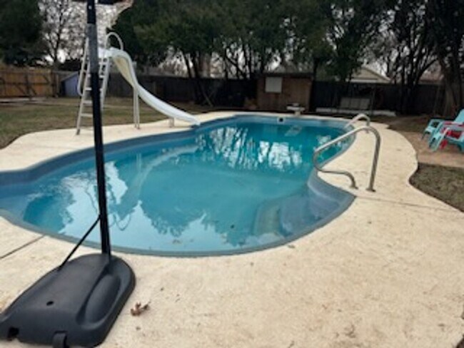 Building Photo - 3 bed 2 bath Home with Pool!