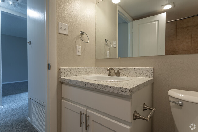 2BR, 1BA - 865SF - Broadmoor Ridge