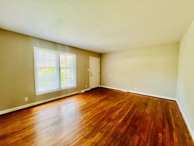 Foto del edificio - 3821 Rosehaven Dr