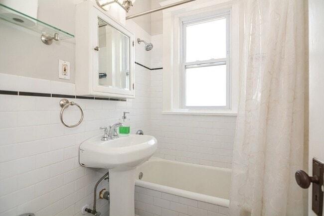 Building Photo - 91-93-93 Bynner St