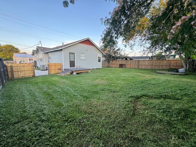 Building Photo - 1003 Suthon Ave