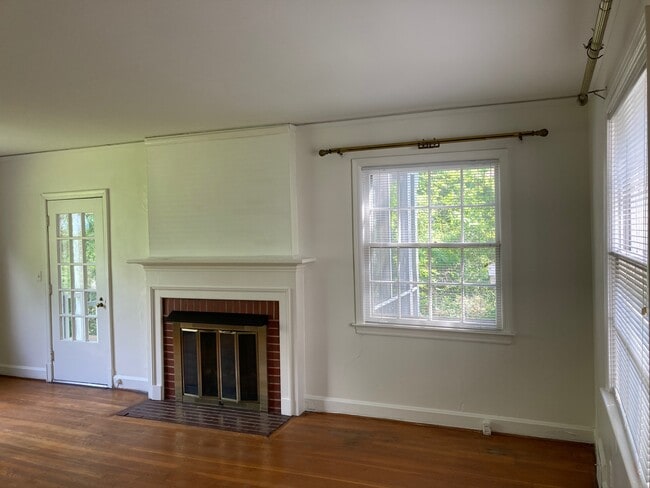Building Photo - 300 Crestway Dr