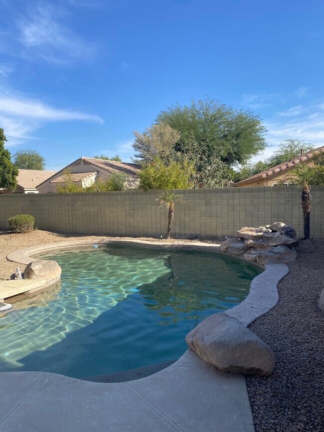 Foto del edificio - 3BDRM 2BA Residential home with pool for rent in Goodyear!