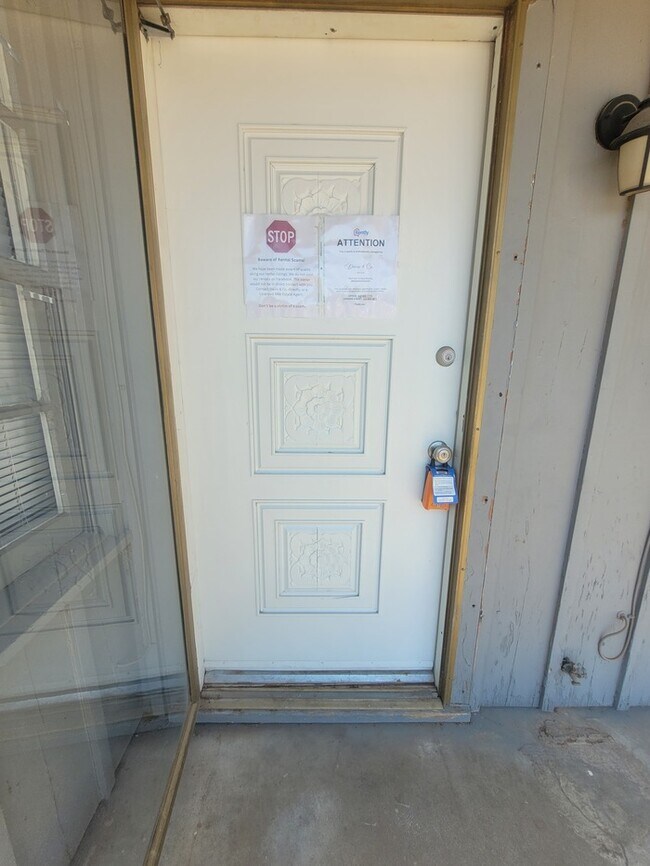 Building Photo - Move in ready 3 bed 1 bath home with 1 car...