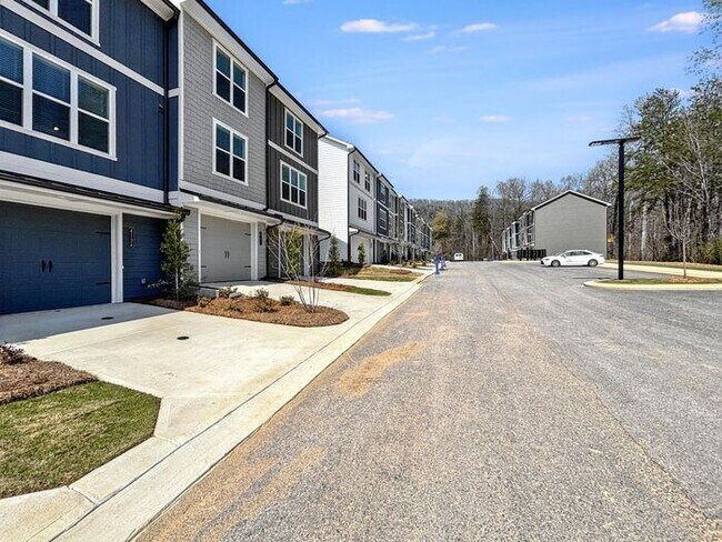 Building Photo - 4-Bedroom Home with Scenic Views and Conve...