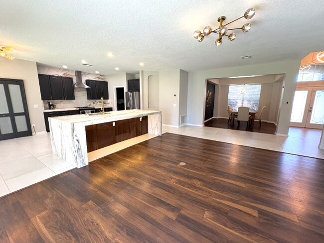 Foto del edificio - Available NOW!  Stunning 5-Bedroom Home in Gated Avalon Lakes Community