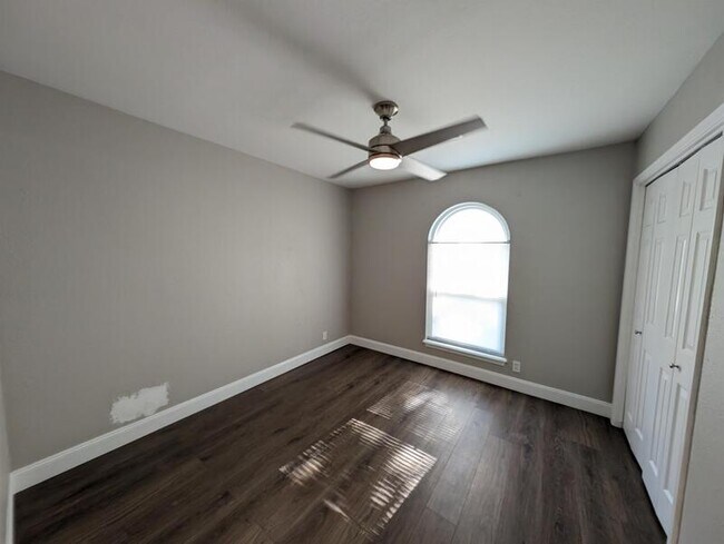 Building Photo - 1604 S Redbud Pl