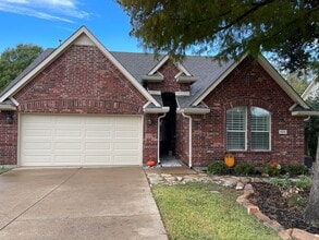 Building Photo - 405 N Village Dr