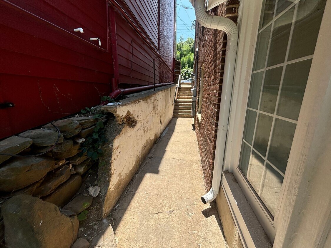 Primary Photo - 1316 1/2 Church Street