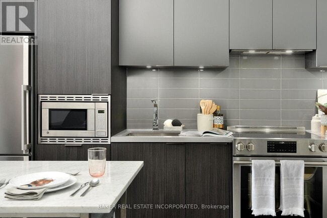 Building Photo - 15-1715 Roehampton Ave