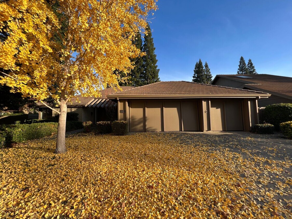 Foto principal - 4 Bed / 2 Bath | Gold River Home Available...
