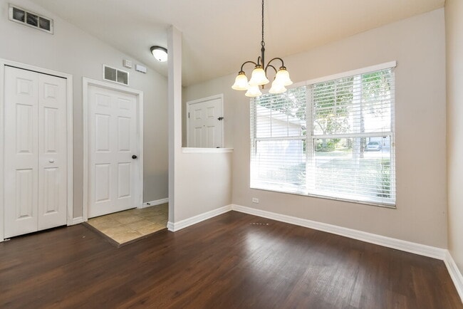 Foto del edificio - 15443 Margaux Dr