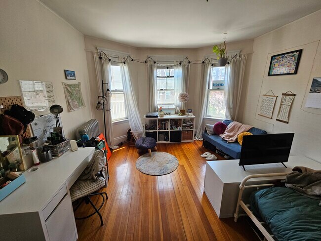 Building Photo - 166 Kelton St
