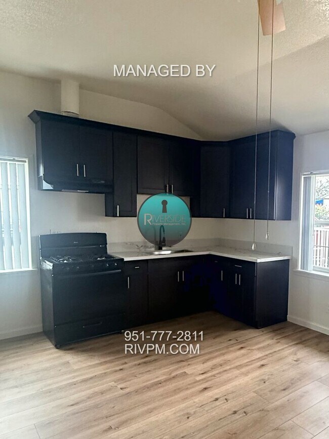 Foto del edificio - 24140 Atwood Ave