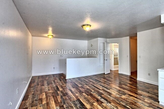 Building Photo - Upper Floor 1 Bed, 1 Bath Duplex Unit for ...