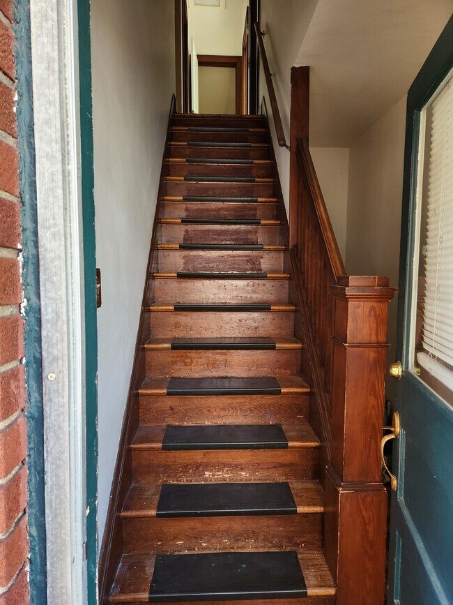 Pasillo - 3315 Renfro Ave