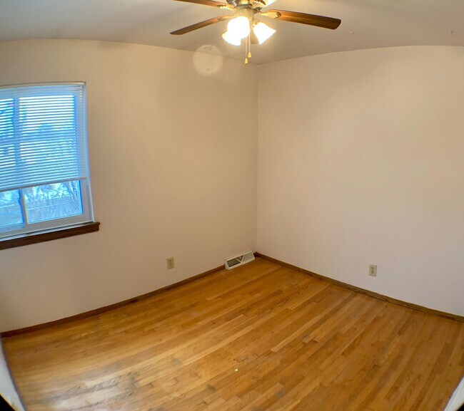 Building Photo - 452 S 86th St