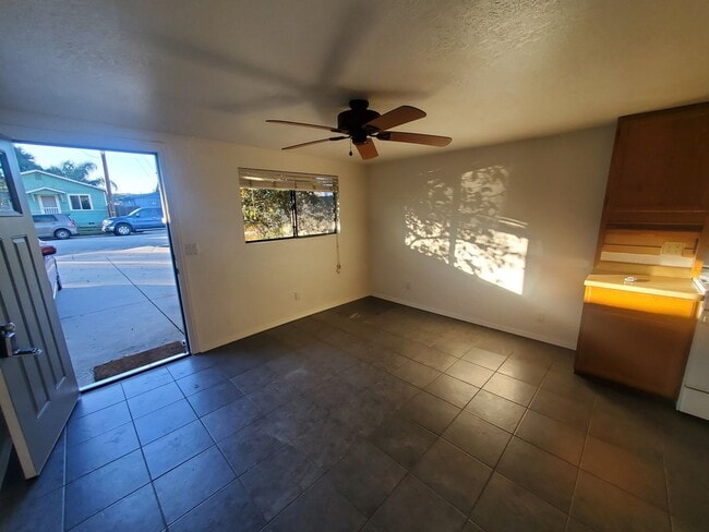 Building Photo - Charming Oak View Studio