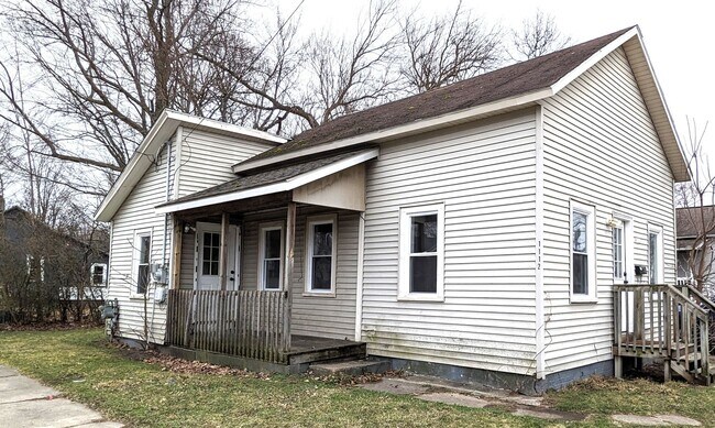 Building Photo - 1112 Maple St, 2 bedroom house