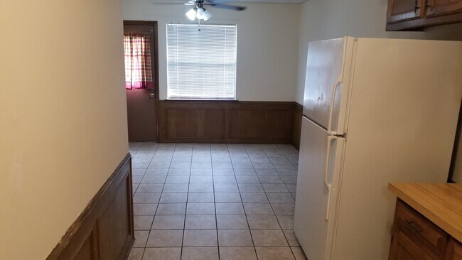 Dining area - 506 Cedar Elm Ln