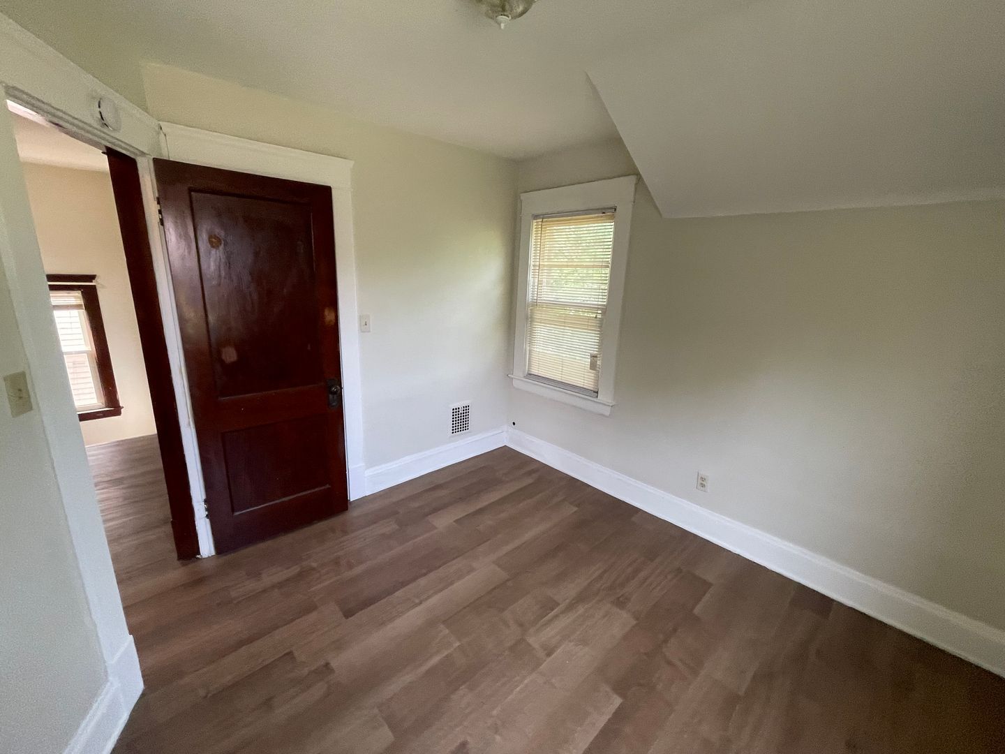 890 E 143rd St Cleveland, OH 44110 – photo 4